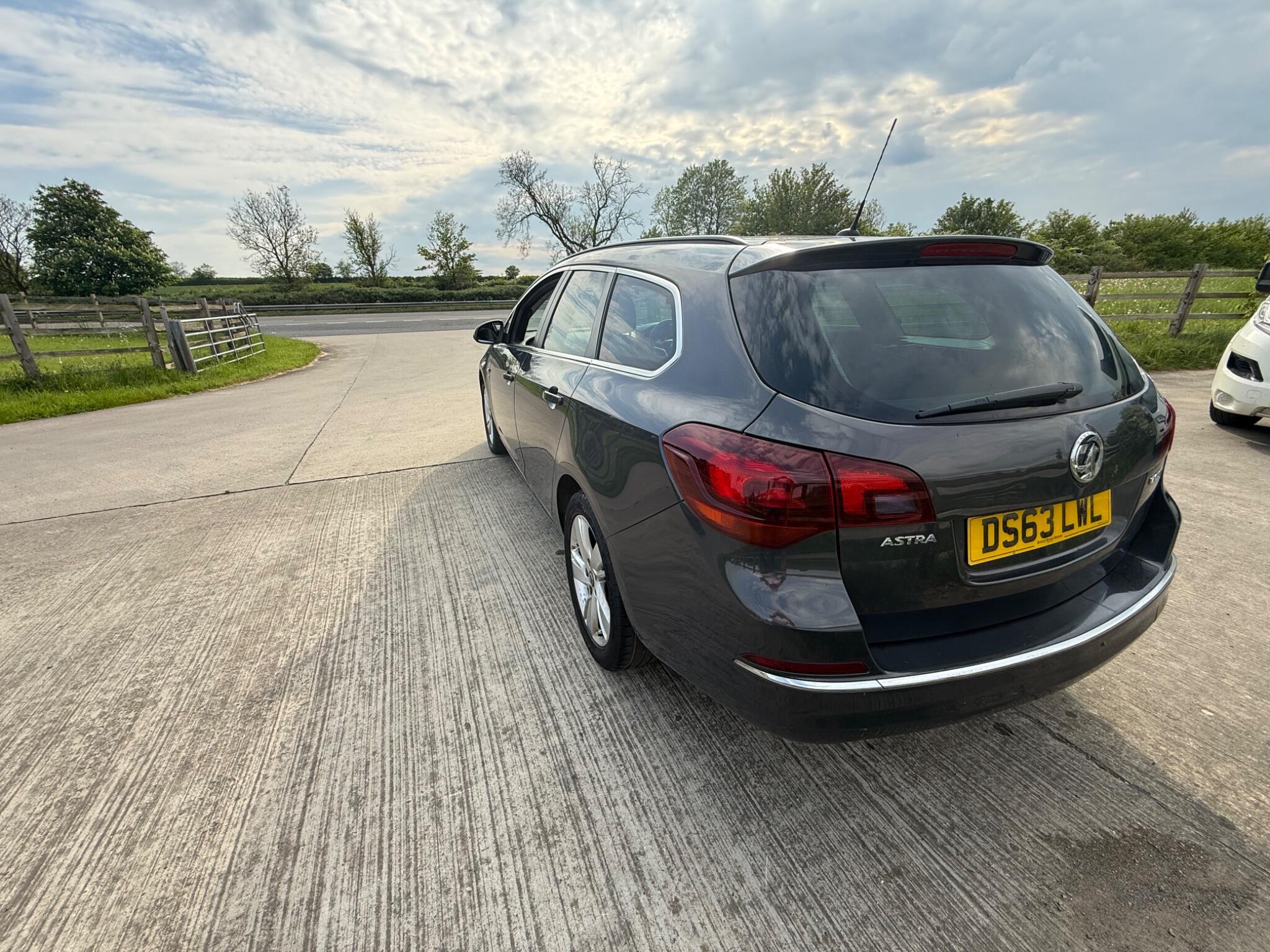 Vauxhall Astra 1.7 CDTi ecoFLEX SRi Sports Tourer Euro 5 5dr — photo 48 of 86